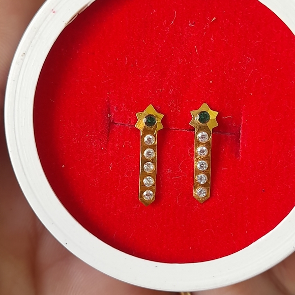 Beautiful new flower desine studs - Picture 16 of 16